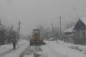 Drumul din Fărcăşeşti-Moşneni, deszăpezit cu utilajele CEO