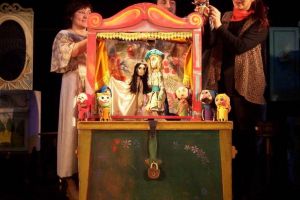 Dacă e duminică, se spun poveşti la teatru
