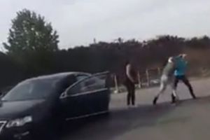 FILMUL care a stârnit REVOLTA  a mii de oameni. L-a bătut şi l-a lăsat să zacă pe asfalt. Ce spun POLIȚIȘTII