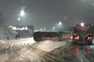 NEWS ALERT: Microbuz de transport persoane, de la Pito Trans, RĂSTURNAT în Micălaca! Trafic BLOCAT