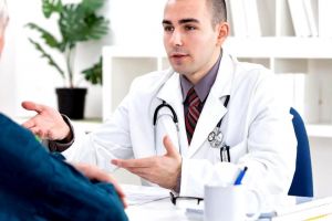Cabinetele medicilor de familie sunt subfinanţate. O asistentă câştigă 1500 de lei