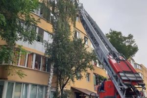 Femeie găsită moartă într-un apartament din Făgăraş. Pompierii au intrat pe geam