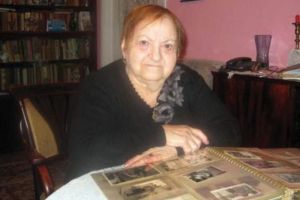 Mărturiile unei femei din Alba Iulia care a simţit mirosul morţii de la Auschwitz: Mâncam nişte iarbă cu nisip în ea