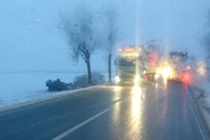 ACCIDENT: Maşină RĂSTURNATĂ pe drumul Arad – Oradea