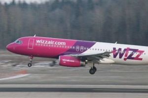 Rucsacul unui bărbat a fost furat dintr-un avion Wizz Air