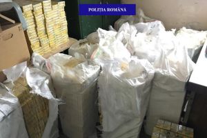 Peste 10.000 de pachete de ţigări de contrabandă, descoperite în maşina unui salontan. Vezi unde l-au oprit poliţiştii (FOTO)