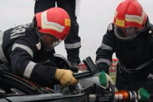 Accident grav la Curtici, o victimă e încarcerată şi inconştientă