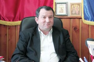 Primarul, viceprimarul şi consilierii din Țicleni au venituri majorate! Angajaţii primăriei, cu salariile îngheţate la decembrie