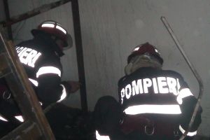 Femeie salvată de pompierii orădeni dintr-un incendiu izbucnit la un punct termic dezafectat