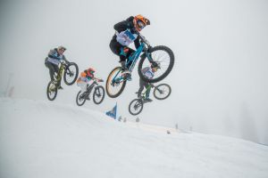FOTO S-a dat startul distracţiei la Platoş – Spectacol pe schiuri, snowboard şi biciclete