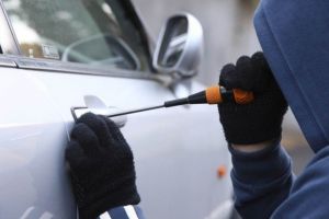 Poliţia a reţinut încă doi tineri care ar fi furat maşini din Sibiu şi Cisnădie