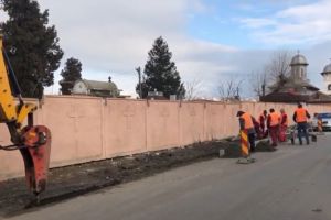 Lucrarile de reabilitare a trotuarelor de pe strada Baraganului din municipiului Constanta au fost reluate (video)