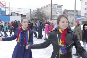 VIDEO: Peste 1000 de oameni s-au prins în Hora Unirii la Colegiul Emil Botta din Adjud