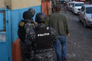 Descinderi în forţă în două comune din judeţ. Spărgători de locuinţe, vizaţi de poliţişti