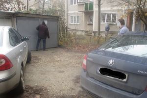 Tot mai mulţi şoferi blochează curţile, garajele sau parcările. Poliţia Locală: 46 amenzi în 2019