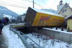 Un tir condus de un şofer băut a ajuns în curtea unei case
