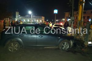 Imagini de la eveniment. Accident rutier in fata statiei de pompieri din Tuzla, judetul Constanta. O masina a intrat intr-un buldoexcavator. Doua victime (galerie foto)  