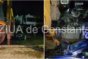Imagini de la eveniment. Accident rutier in apropierea statiei de pompieri din Tuzla, judetul Constanta. O masina a intrat intr-un buldoexcavator. Doua victime (galerie foto)    