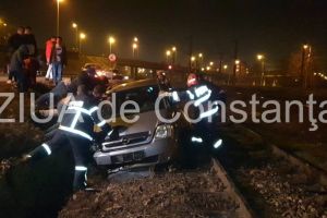 Imagini de la eveniment. Accident spectaculos in zona Doraly din municipiul Constanta. Un autoturism a ajuns pe sinele de cale ferata (galerie foto)