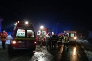 Accident grav la Stoenesti, pe DN72. Implicate un TIR, un microbuz si un autoturism. O persoana a ramas incarcerata