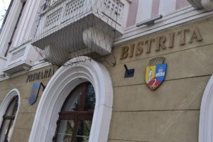 Sindicatul din Primăria Bistriţa vrea mai puţini şefi cu salarii mari şi bani mai mulţi pentru ceilalţi angajaţi