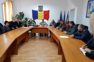 Fermierii din judeţ primesc informaţii despre Programele ”Tomate” şi ”Usturoi” (FOTO)