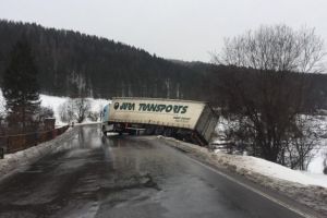 Trafic îngreunat pe DN1A, din cauza unui TIR care a derapat