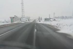 Viscol în Pasul Tihuţa. Porţiuni cu zăpadă pe DN 17 (VIDEO)
