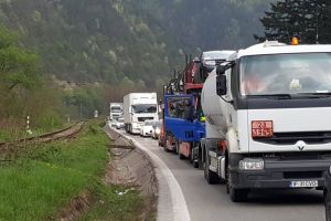 Restricţii de circulaţie pe Valea Oltului – TIR-urile au interzis