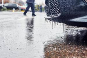 Pericol pe şosele: Cod galben de ploaie şi polei în Bihor