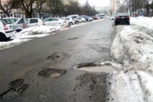 Din oras: Gropile isi fac aparitia si pe strada Dragos Voda (FOTO)