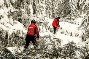 Salvamontiştii dorneni au muncit jumătate de zi pentru a redeschide traseul spre cabana şi ...