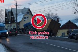 Un tir condus de un şofer băut a ajuns în curtea unei case