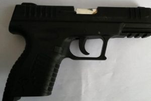 Pistol descoperit în portiera unui autoturism care tranzita PTF Siret