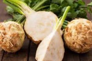 Statul vrea să-i vitaminizeze pe elevi. După „LAPTELE şi CORNUL”, începe OPERAȚIUNEA „PĂSTÂRNACUL şi ȚELINA”