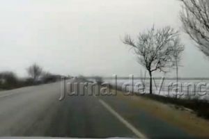 VIDEO: Cum se circulă pe DN2 din cauza ploii îngheţate