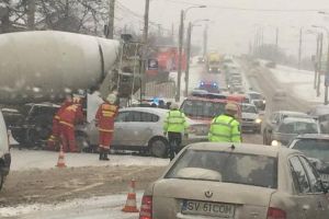 Accident între o autobetonieră şi un autoturism, pe Calea Unirii