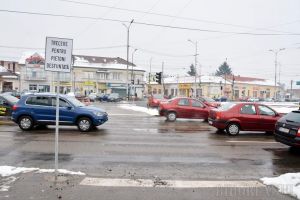 Atenţie, pietoni! Primăria Oradea a desfiinţat una dintre trecerile de pietoni de lângă Biserica Emanuel (FOTO)