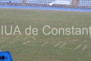 Gazon deteriorat pe stadionul Gheorghe Hagi“ din Constanta, dupa un mesaj scris cu benzina!