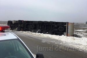 ULTIMĂ ORĂ: Un tir s-a răsturnat la Măicăneşti