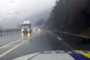 VIDEO Plouă puternic pe Valea Oltului – Șoferi, circulaţi cu prudenţă