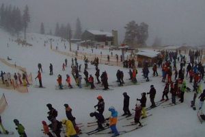 Distracţie pe pârtiile de la Păltiniş. La Sibiu plouă cu găleata