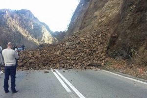UPDATE Alertă – Cad pietre pe Valea Oltului