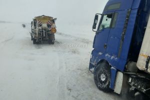 Ialomiţa: Ambulanţe, cisterne, TIR-uri… derapate din cauza poleiului