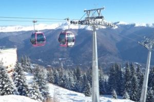 O sută de turişti izolaţi pe munte, după ce telegondola s-a blocat