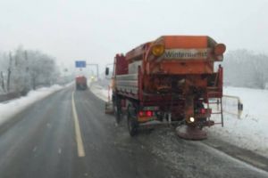 Drumurile naţionale şi autostrada sunt deschise circulaţiei, deşi sunt porţiuni cu zăpadă