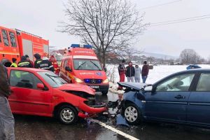 Două maşini s-au lovit frontal lângă Birtin. Unul dintre şoferi, preotul ortodox din Aştileu, a ajuns la spital (FOTO)