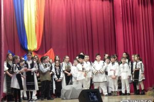FOTO: „Mica Unire”, celebrată printr-un spectacol susţinut de instituţiile de învăţământ, la Centrul Cultural din Cugir