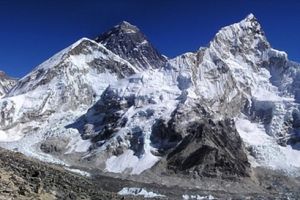 Opt români vor să escaladeze Munţii Himalaya, pentru copiii cu boli incurabile