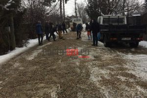 FOTO. Sătmărenii care îşi repară singuri drumul. Au pus mâna pe lopeţi şi au împrăştiat antiderapant